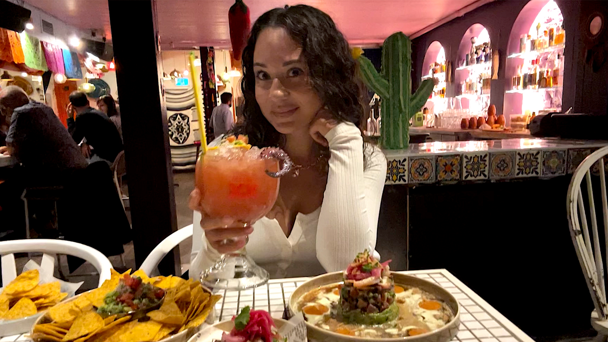 Une personne au restaurant Mariscos.