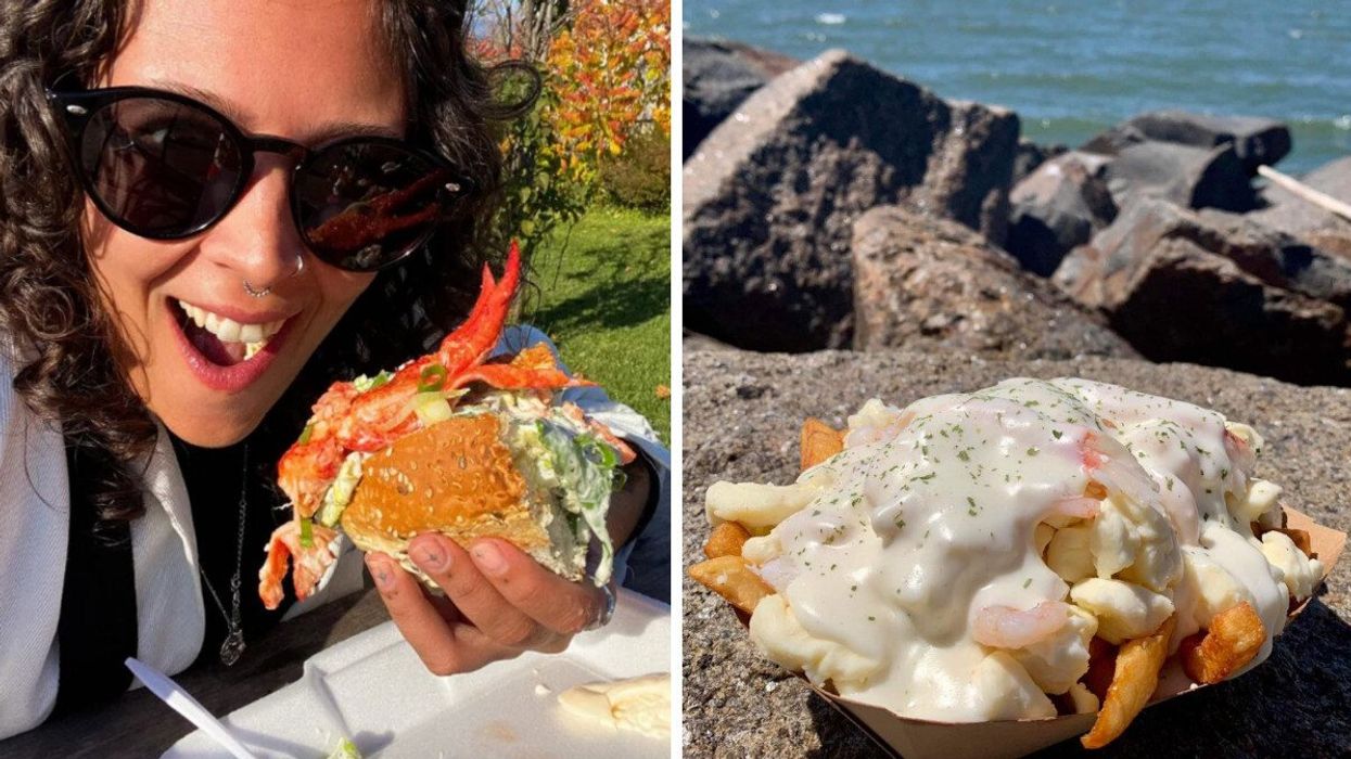 Une personne avec une guedille au homard à la main. Droite : Une bonne poutine aux fruits de mer.