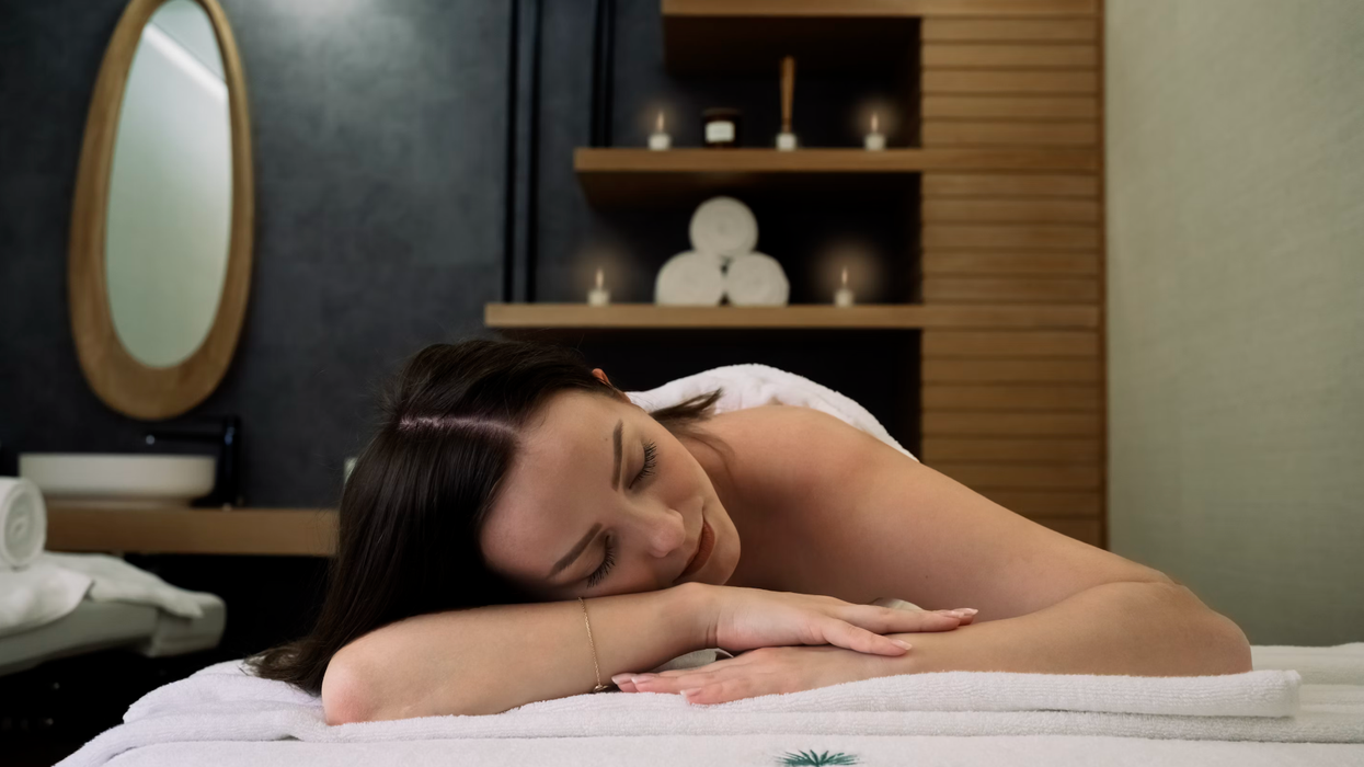 Une personne couchée sur un lit de massage.