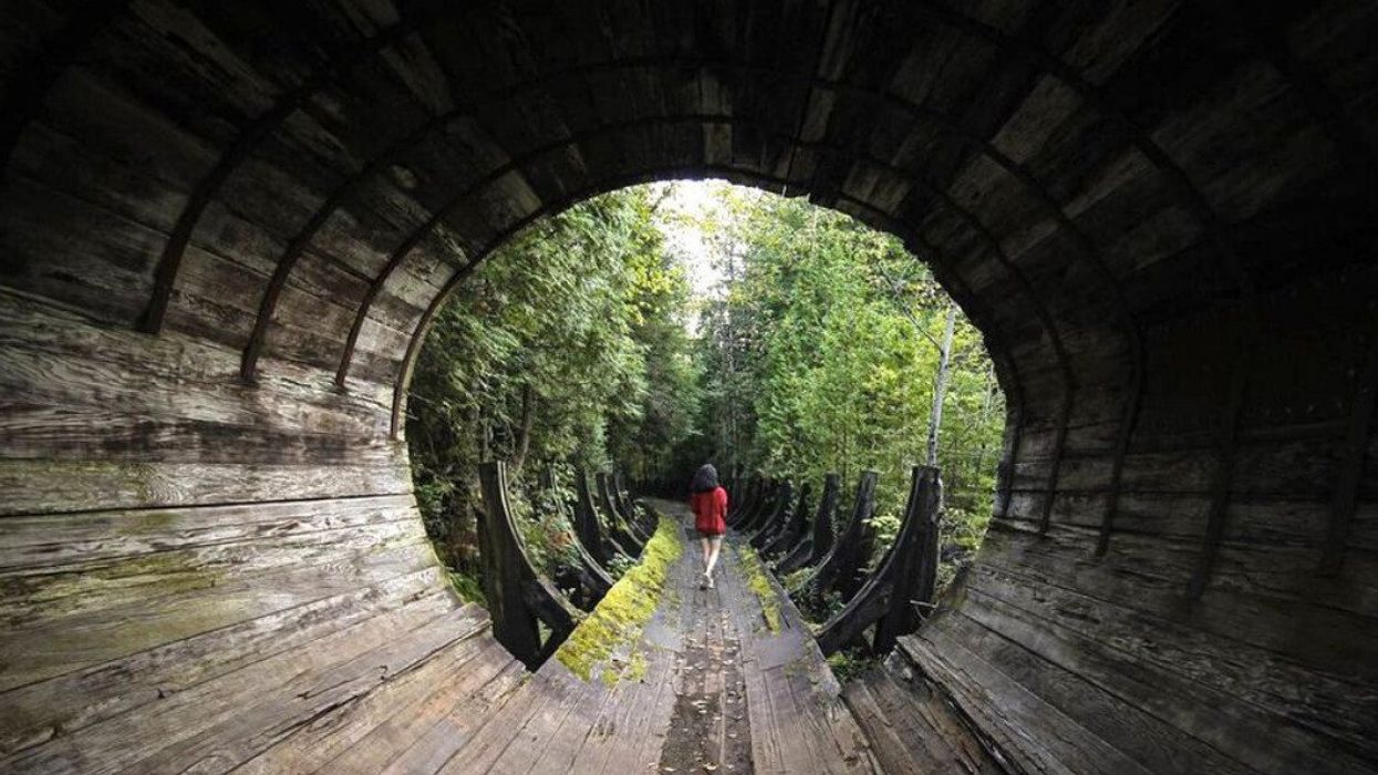 Une personne dans les ruines de la centrale Saint-Alban II.