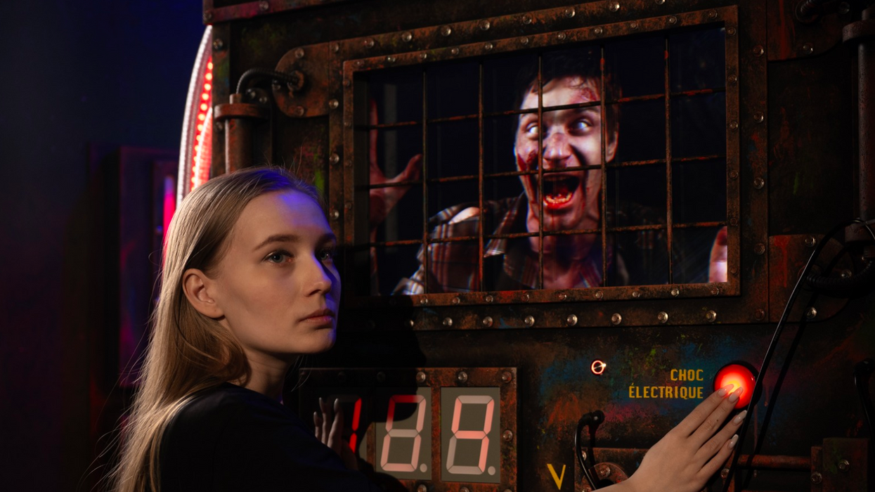 Une personne dans un jeu d'évasion de Zombie A/Maze à Montréal.