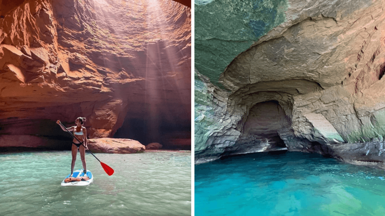 Une personne dans une grotte sur un paddle board. Droite : Une grotte avec de l'eau turquoise.