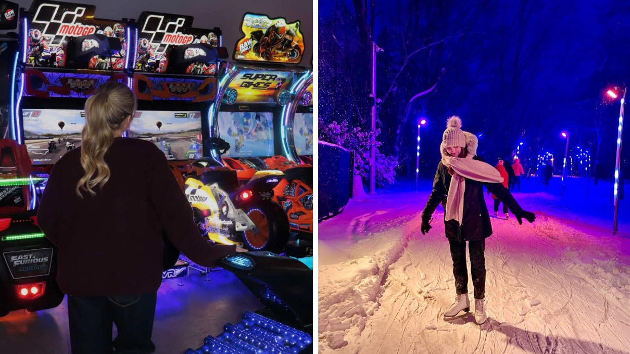 Une personne dans une salle d'arcade. Droite : Une personne sur un sentier de patinage illuminé.