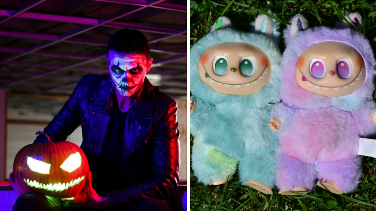 Une personne déguisée en squelette. Droite : Deux Labubu.