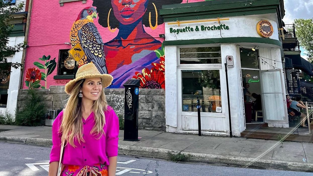 Une personne devant une murale colorée à Montréal.