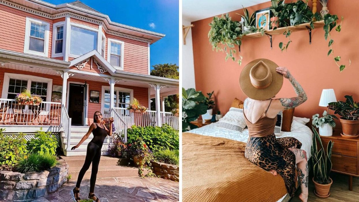 Une personne prend la pose devant une maison rose et blanche. Droite : Une personne avec un chapeau regarde le mur corail de sa chambre orné de plantes.