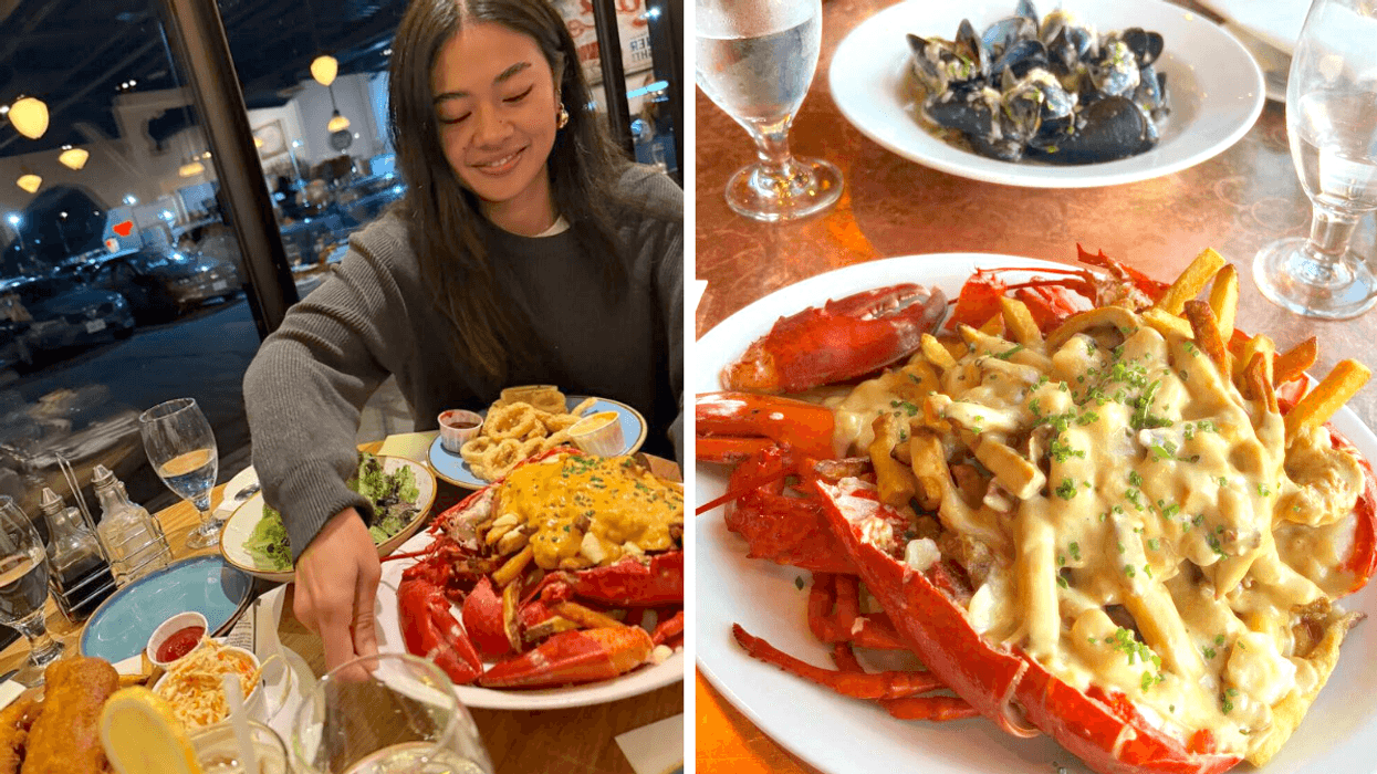 Une personne qui mange une poutine dans un homard. Droite : Une poutine dans un homard.