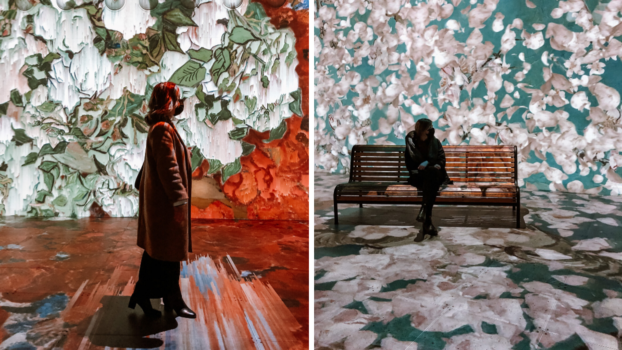 Une personne se tient debout à l'Exposition Van Gogh Distorsion.  Droite : Une personne est assise sur un banc de l'exposition.