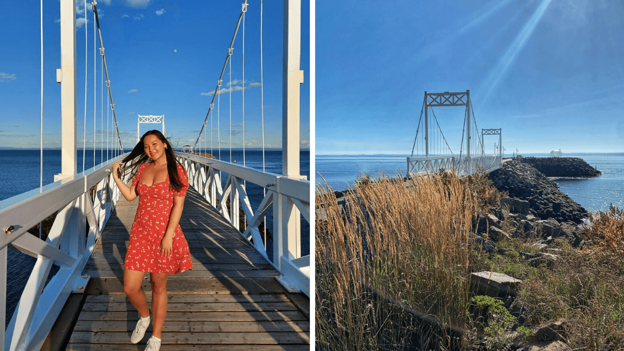 Une personne sur le pont piétonnier de la Jetée de Pointe-au-Pic à La Malbaie. Droite : Le pont piétonnier de la Jetée de Pointe-au-Pic à La Malbaie.