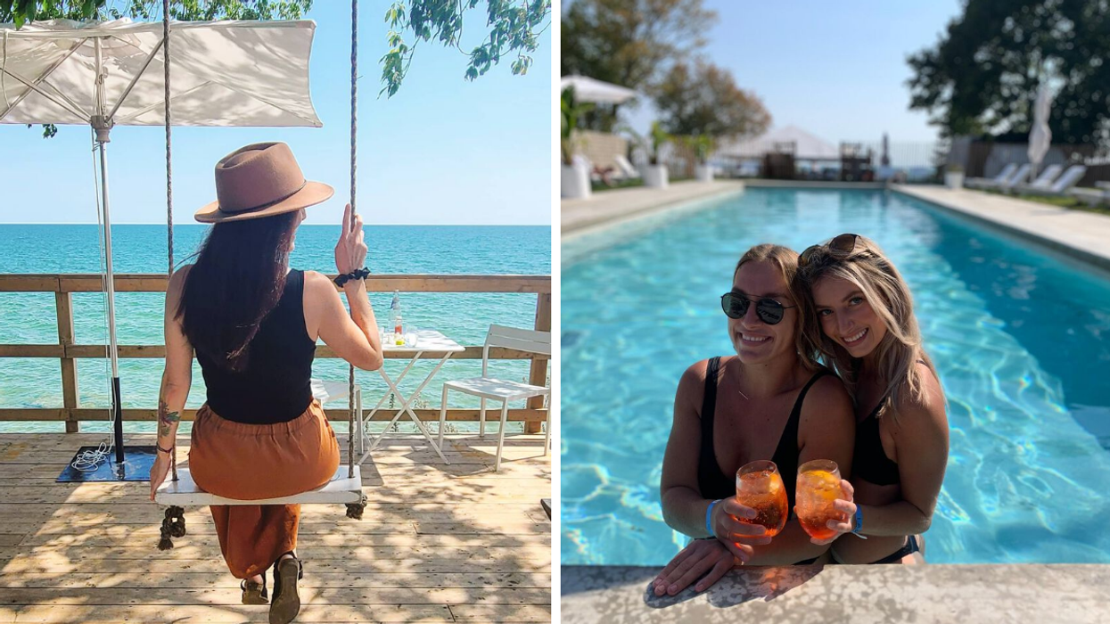 Une personne sur une balançoire au bord de l'eau. Droite : Deux personnes dans une piscine.