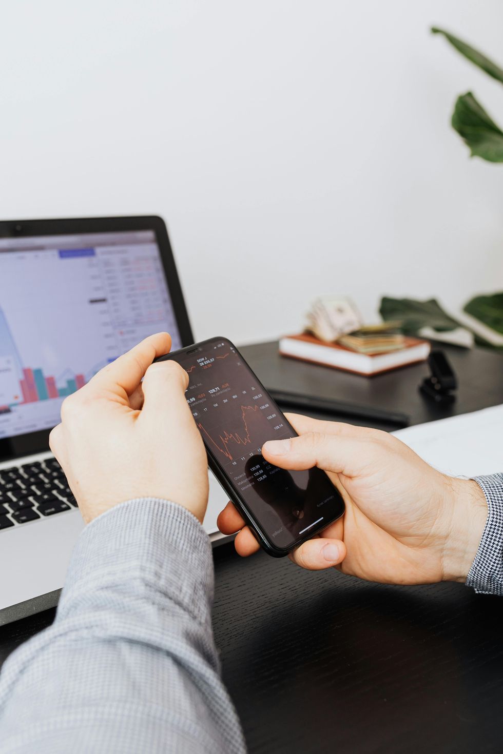 Une personne tenant un t\u00e9l\u00e9phone intelligent