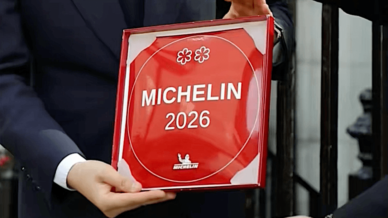 Une personne tenant une affiche d'étoile Michelin.