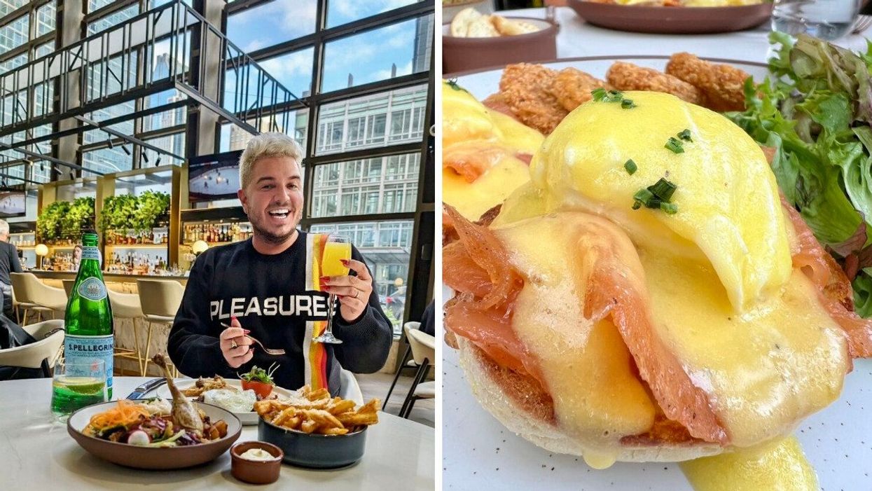 Une personne tient un verre de mimosa dans sa main derrière plusieurs plats sur la table d'un restaurant. Droite: des oeufs bénédictines au saumon recouvert d'une sauce hollandaise.
