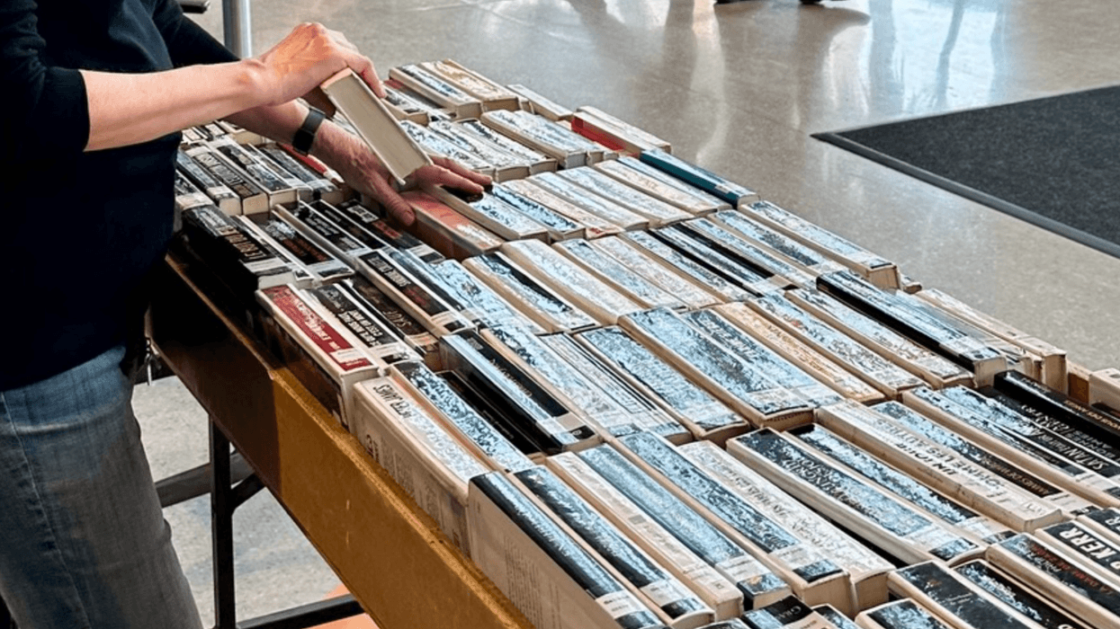 Une personne touchant les livres d'une vente.