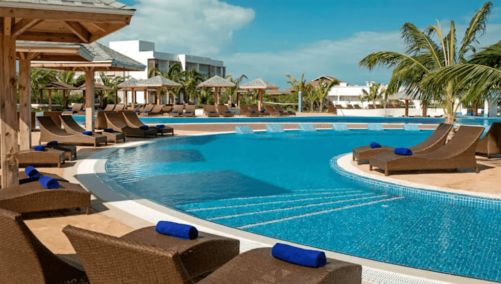 Une picine entour\u00e9e de chaises longues \u00e0 l'h\u00f4tel Iberostar Playa Pilar \u00e0 Cayo Guillermo.