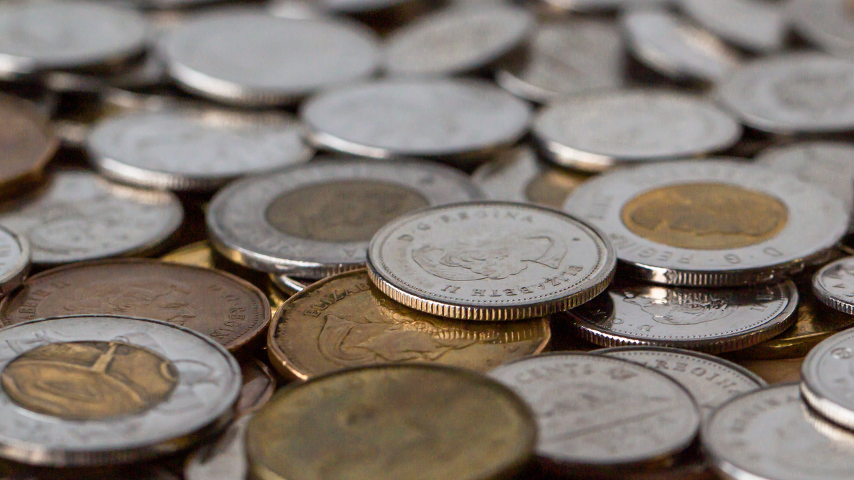 Une pile de pièces de monnaie canadienne.