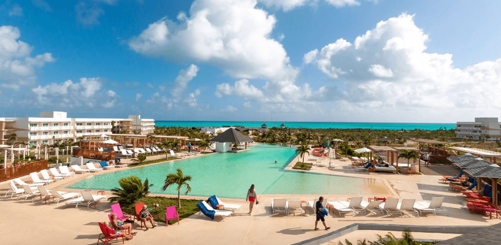 Une piscine avec vue sur l'horizon de l'h\u00f4tel Valentin Cayo Cruz \u00e0 Cuba.