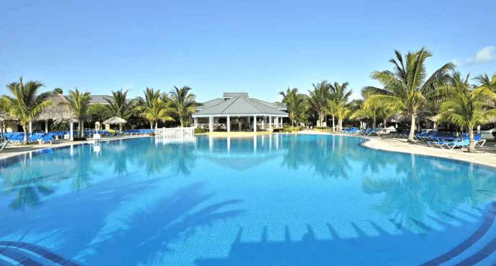 Une piscine et un pavillon entour\u00e9s de palmiers de l'h\u00f4tel Melia Las Dunas \u00e0 Cayo Santa Maria.