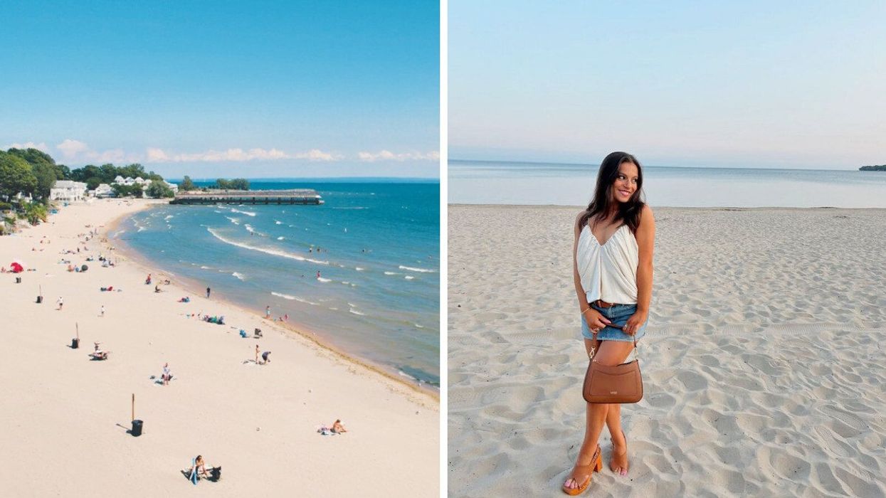 Une plage de sable blanc. Droite : Une personne prenant la pose sur la plage.
