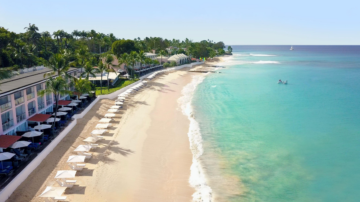 Une plage et son eau turquoise en Barbade.