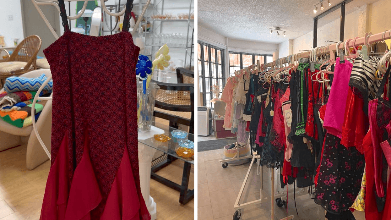Une robe rouge avec des volants. Droite : Des vêtements dans une friperie à Montréal.