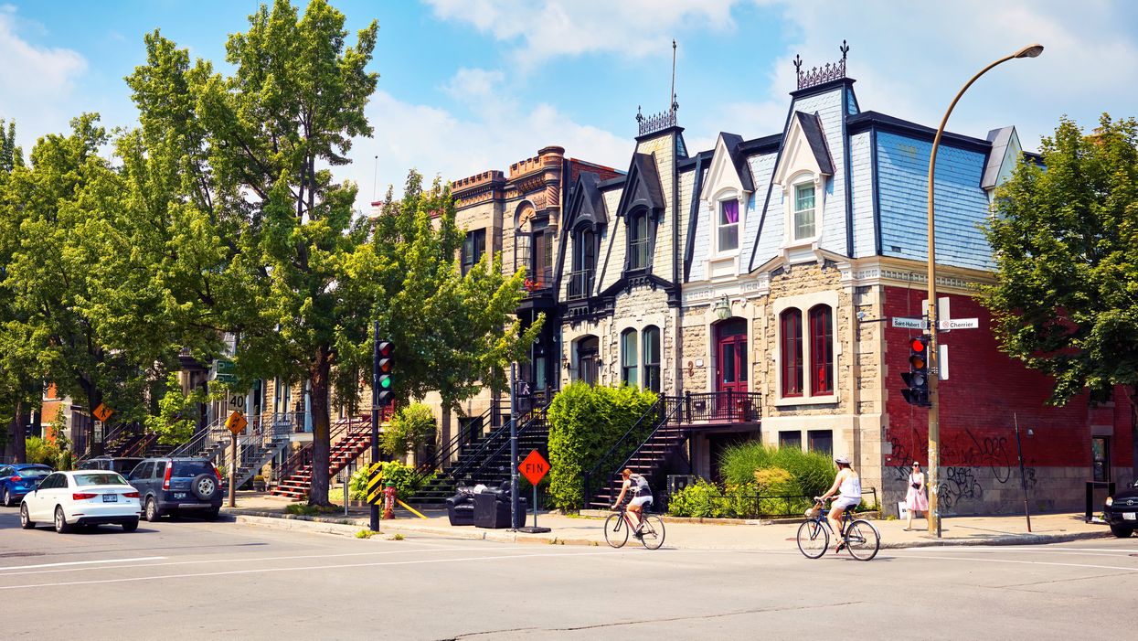 Une rue avec logements à Montréal.