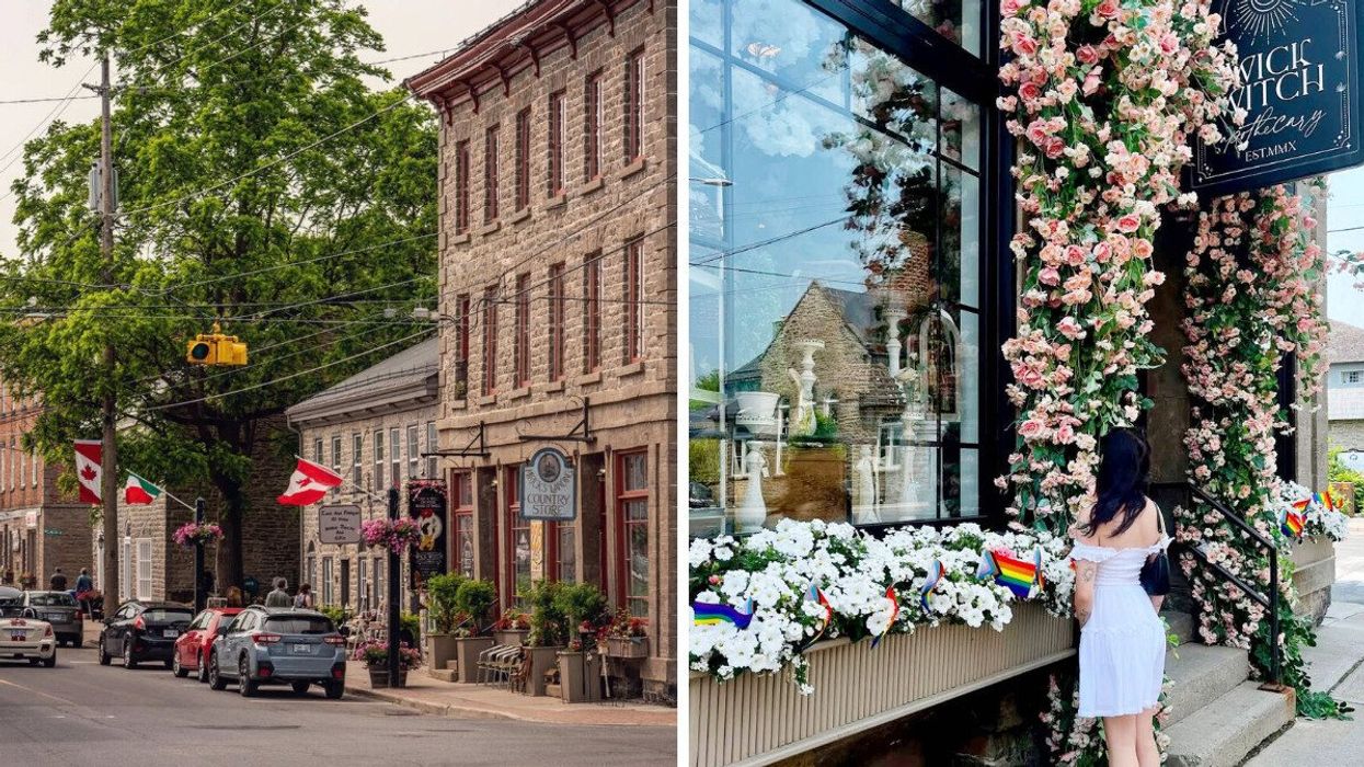Une rue historique. À droite : une personne debout devant une boutique recouverte de fleurs.