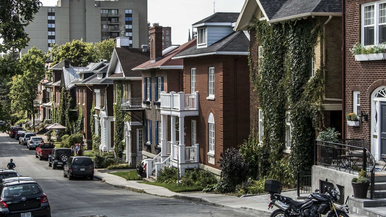 Une rue résidentielle avec des maisons à Montréal.