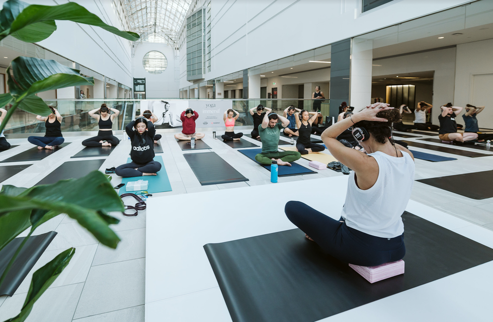 Une s\u00e9ance de m\u00e9ditation en groupe au Centre Eaton de Montr\u00e9al.