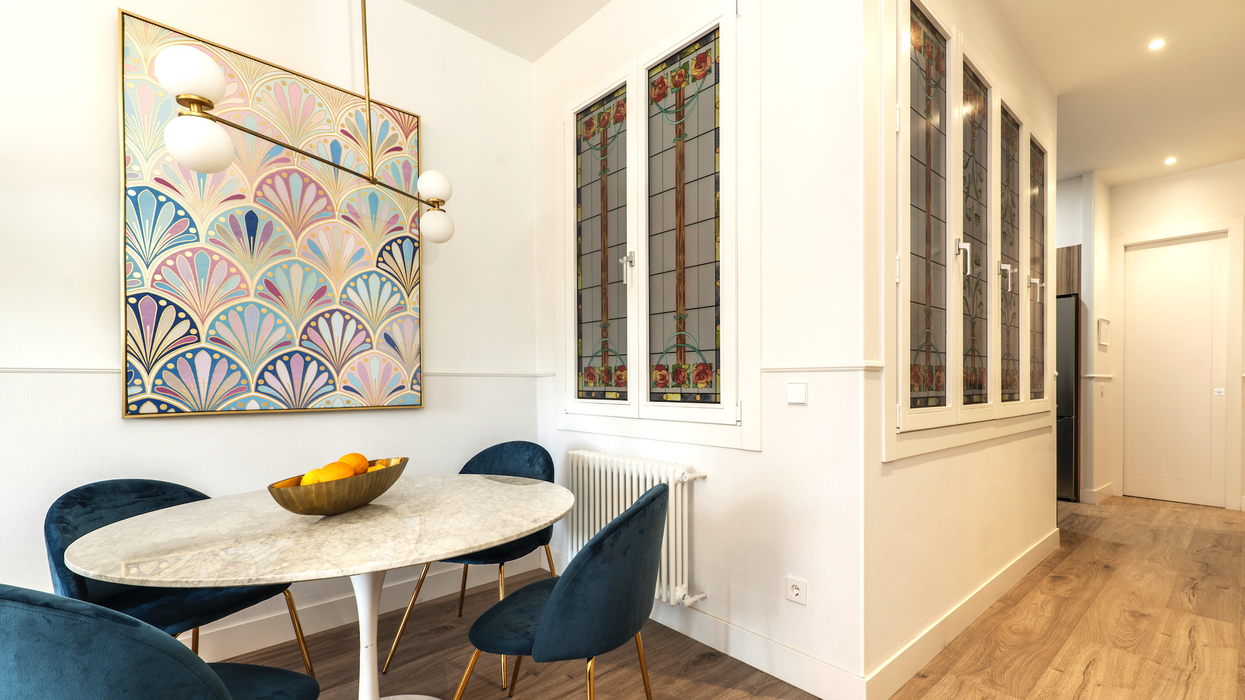 Une salle à manger avec des vitreaux.