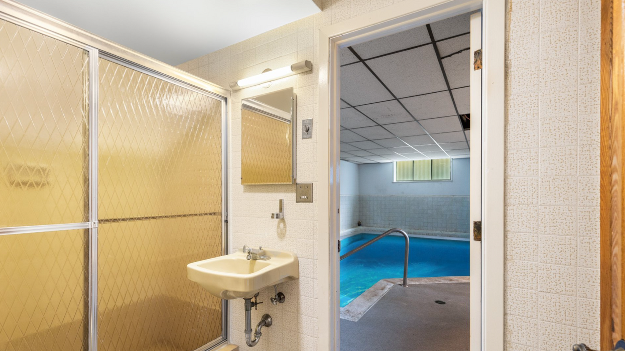Une salle de bain et la piscine intéreure d'une maison de plain-pied à vendre.