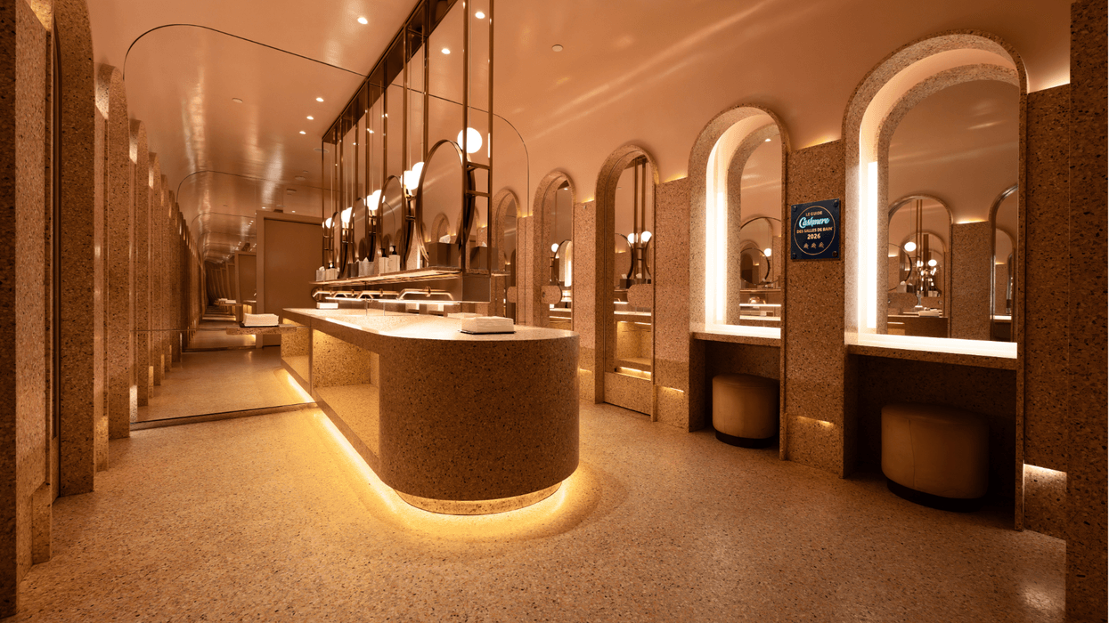 Une salle de bain magnifiquement éclairée au Marcus à Montréal