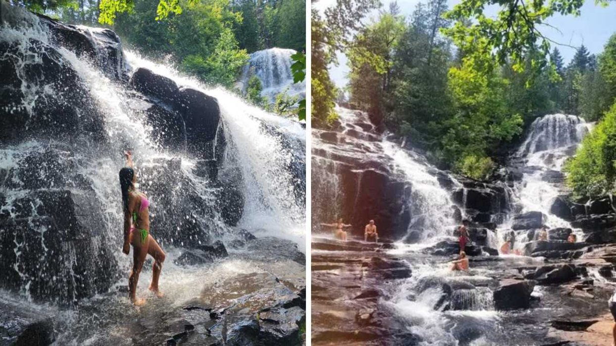 Une se baigne dans les chutes Waber. Droite : plusieurs personnes dans les chutes Waber.