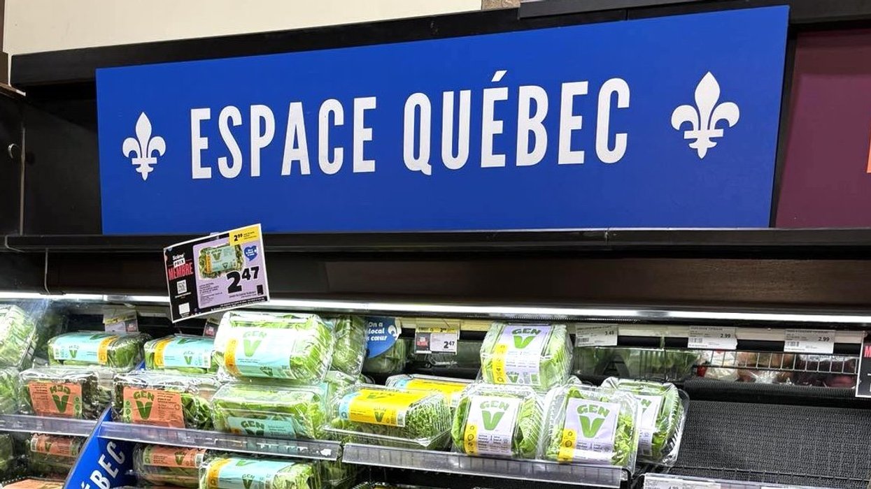 Une section de salades avec la mention Espace Québec à l'épicerie IGA Extra Famille Baril.