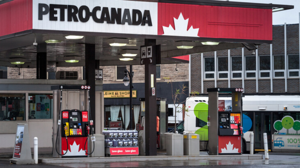 Une station essence à Montréal.