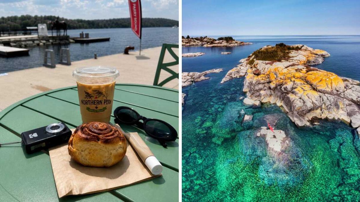Une table avec une pâtisserie et une boisson. Droite : un îlot rocheux entouré d'une eau turquoise.