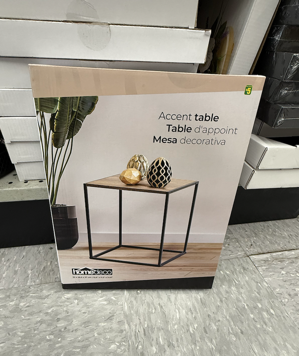 Une table d'appoint vendue au Dollarama pour 5 $ dans son emballage.