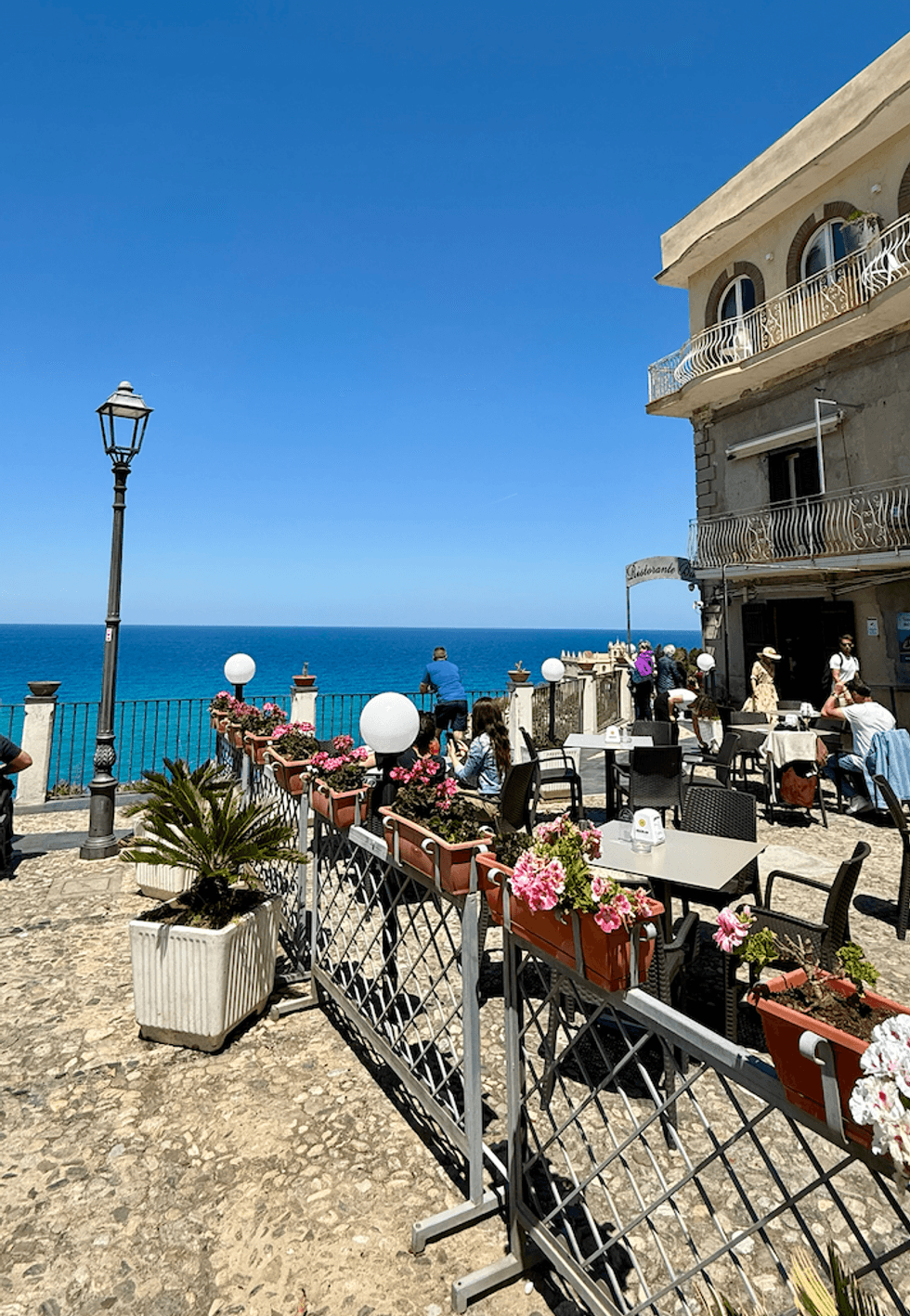 Une terrasse avec une vue panoramique \u00e0 Tropea.