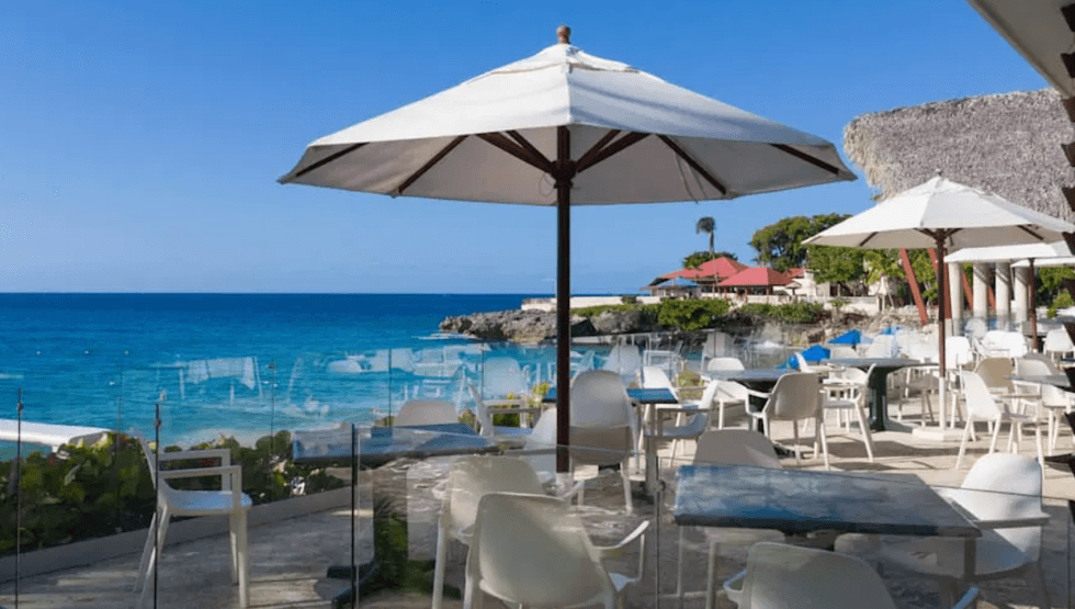Une terrasse donnant sur l'oc\u00e9an au Casa Marina Beach And Reef Resort en R\u00e9publique dominicaine.
