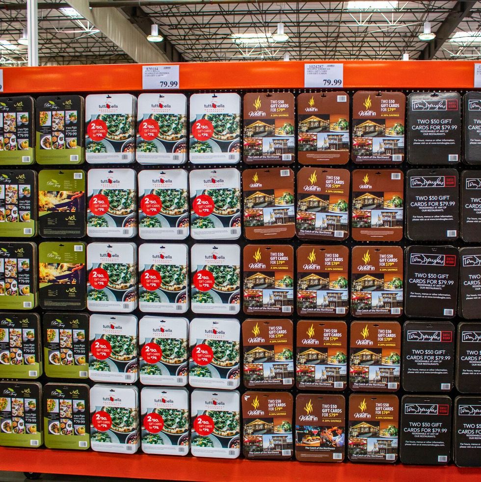 Une vari\u00e9t\u00e9 de cartes-cadeaux, au prix de 79,99 $, align\u00e9es sur un pr\u00e9sentoir chez Costco.