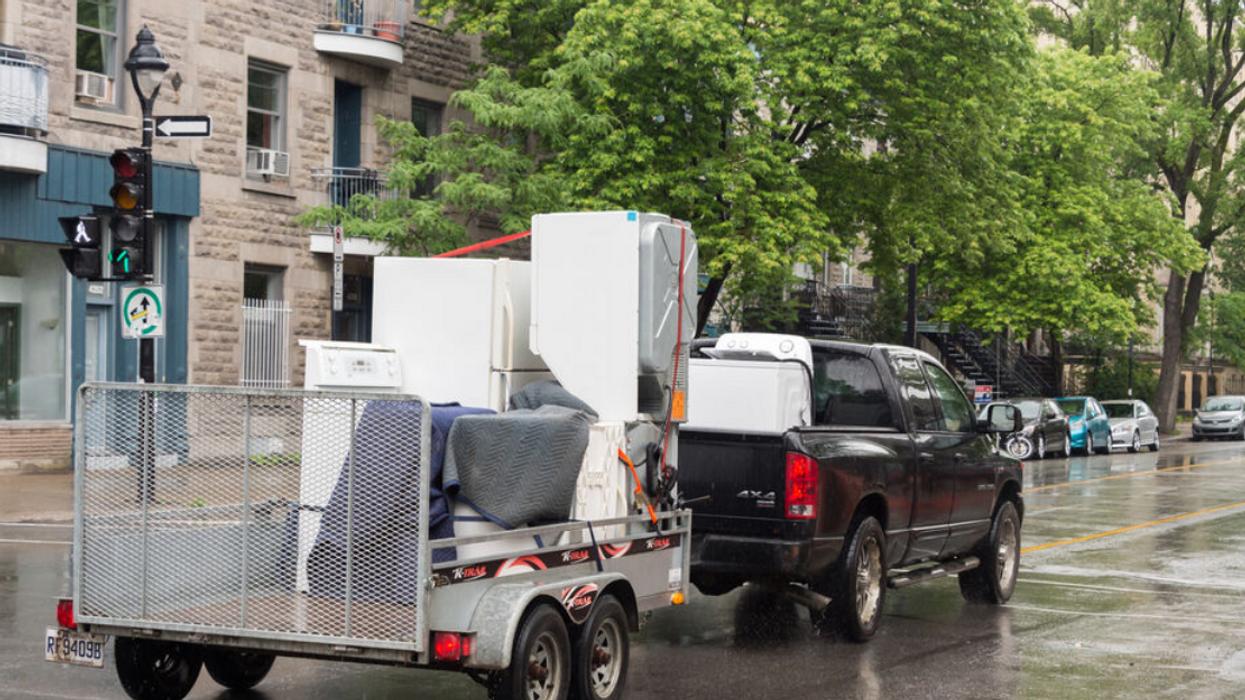 Une voiture avec une remorque pour un déménagement.