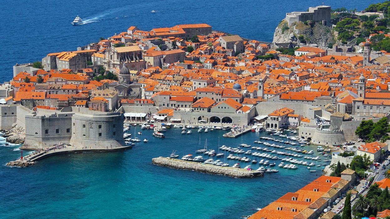 Une vue aérienne sur la ville de Dubrovnik et la mer Adriatique en Croatie.