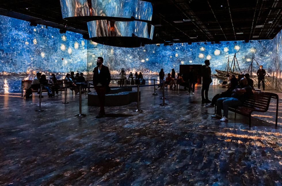 Une vue d'ensemble des projections immersives de la troisi\u00e8me galerie.