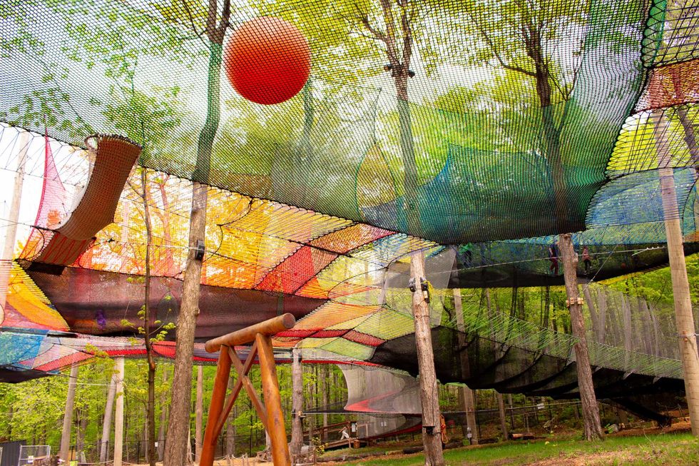 Une zone de jeux de ballons am\u00e9nag\u00e9e dans les filets suspendus du parc upl\u00e5 Mont-Saint-Gr\u00e9goire.