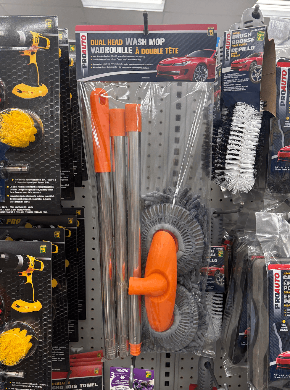 Vadrouille \u00e0 double t\u00eate sur les \u00e9tag\u00e8res du Dollarama.