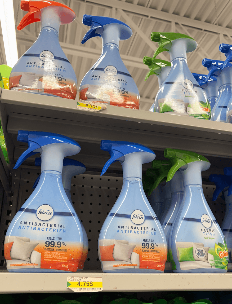 Vaporisateur antibact\u00e9rien Febreze sur les tablettes du Dollarama.