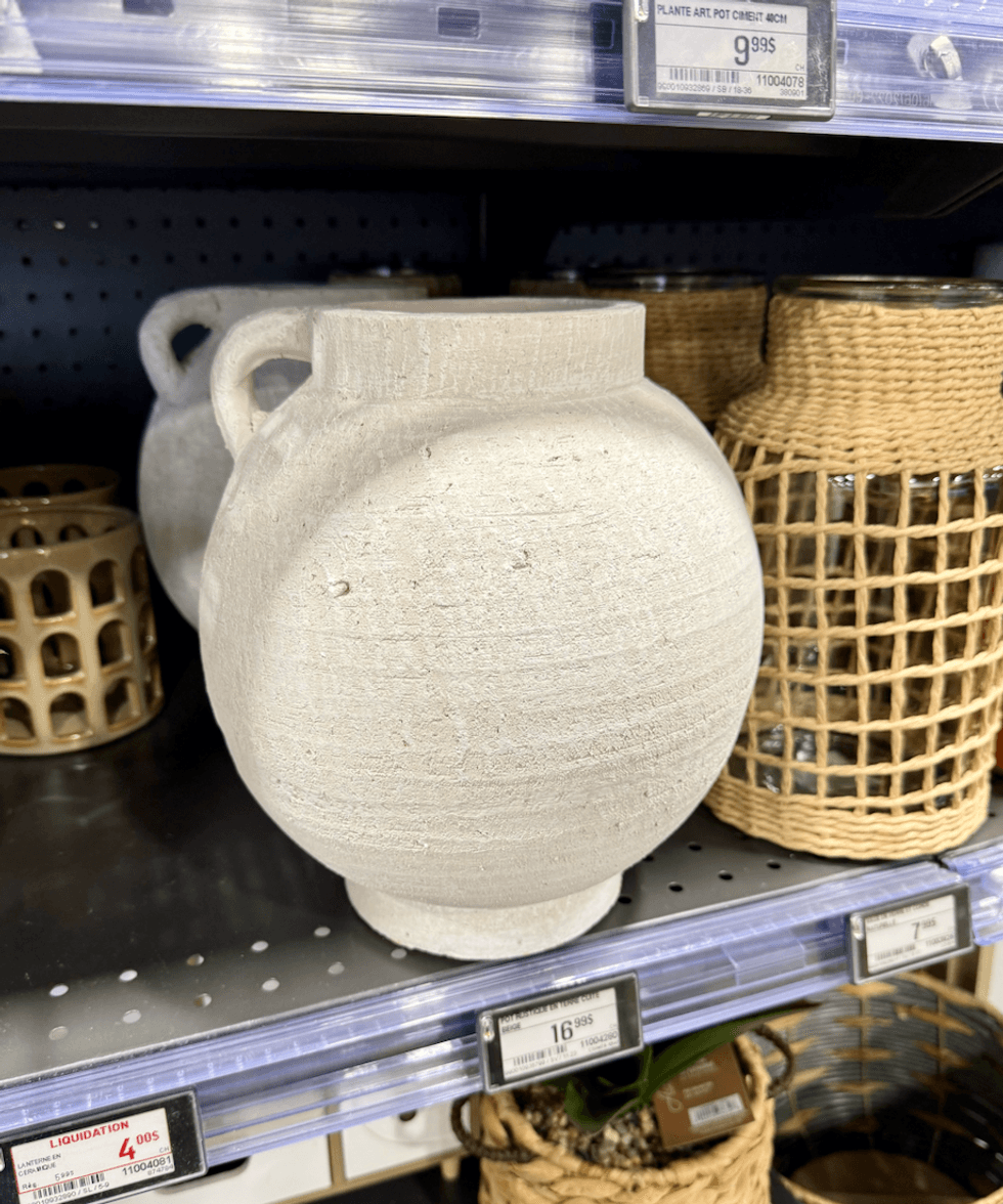 Vase blanc textur\u00e9 en terre cuite avec petite anse vendu au Canac.