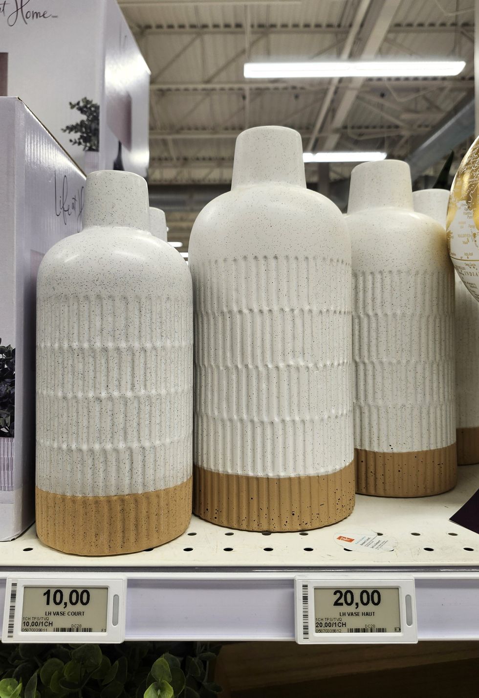 Vases en gr\u00e8s d\u00e9coratifs.