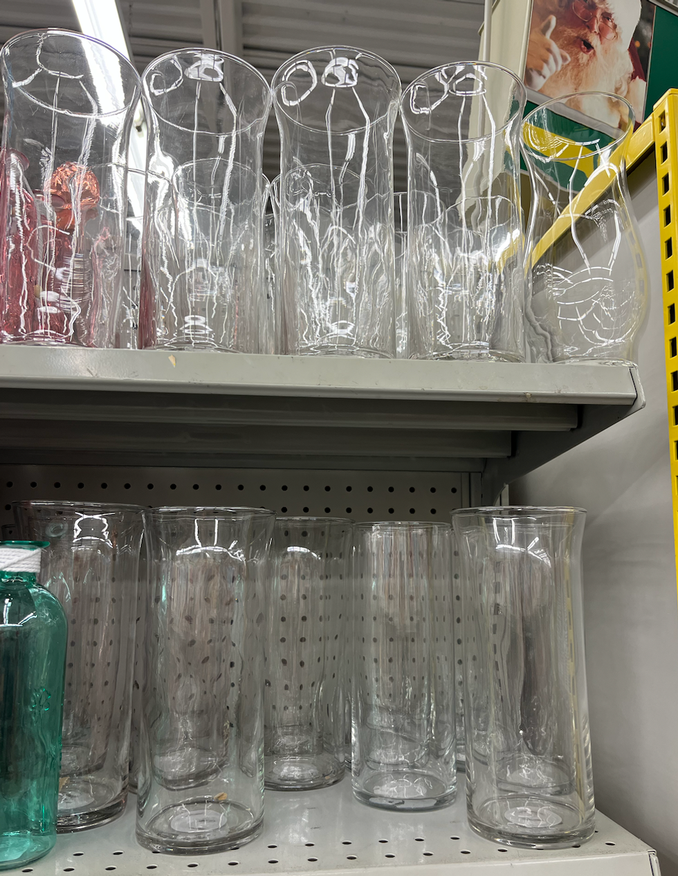 Vases en verre sur l'\u00e9tag\u00e8re du Dollarama.