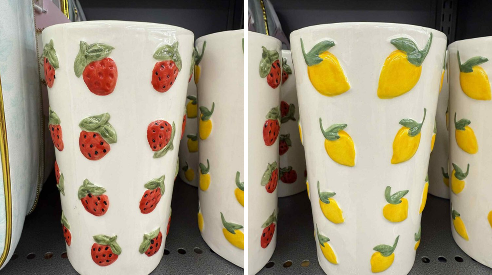 Vases pour fleurs avec motifs de fraises. Droit: Un vase pour fleurs avec motifs de citrons.